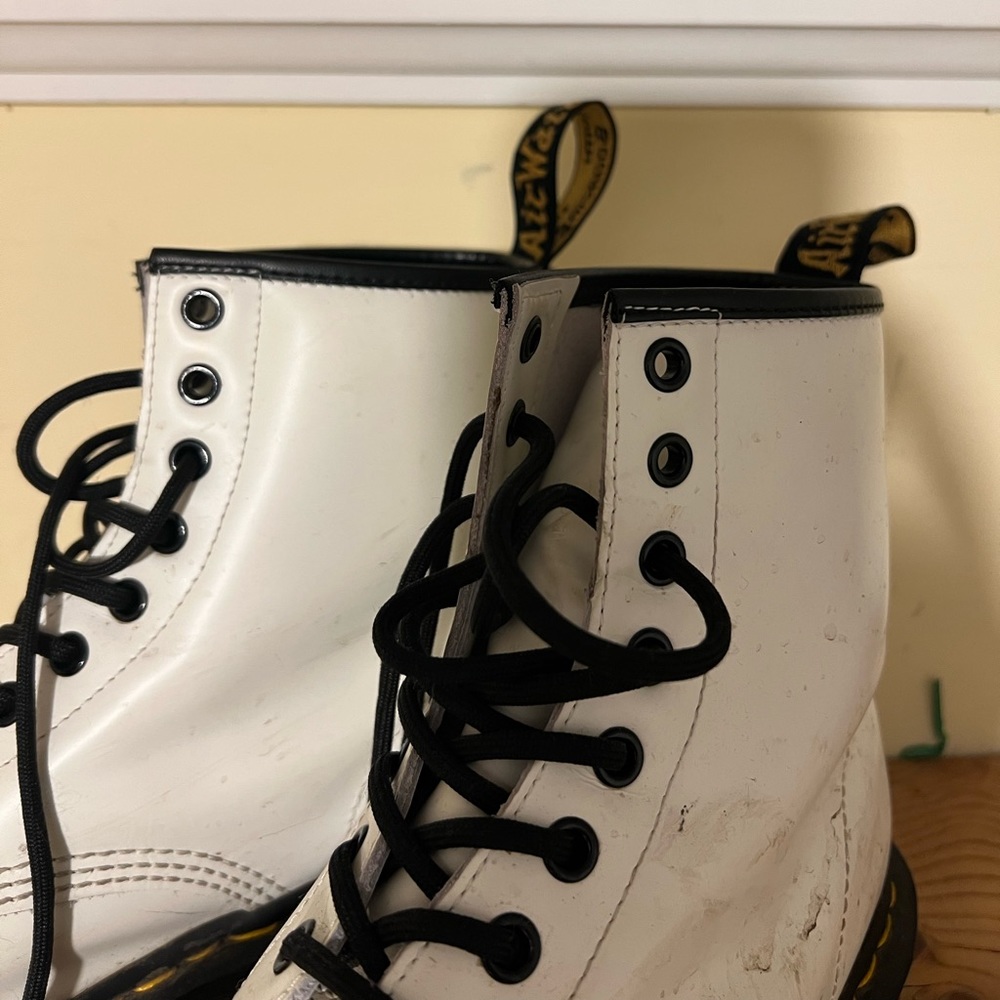DOC MARTEN WHITE BOOTS!